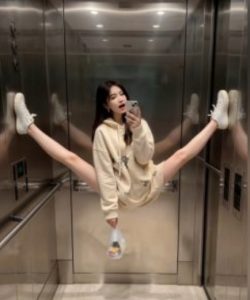 AI生成电梯一字马美女制作教程，条条流量上万，别再在外面被割韭菜了，全流程实操-小牛学府